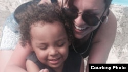 Justine Davis y su hijo de 3 años, Cameron, estaban de vacaciones en Cuba, donde ocurrió el accidente. 