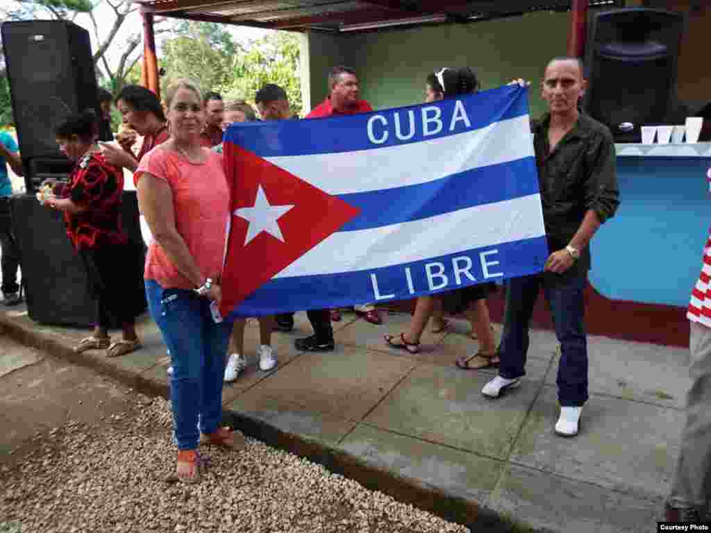 &quot;Cuba libre&quot;, reza la bandera que sostienen los cristianos de la iglesia Fuego y Dinámica, a la que las autoridades en Camagüey le derribaron el techo al lugar de oración que construían en terrenos privados.