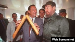 El empresario Michel Villand muestra baguettes a Fidel Castro. 