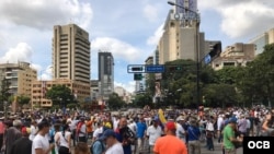 Venezolanos van al punto de reunión para iniciar la marcha, 16 de noviembre, 2019.