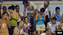Aficionados en la Ciudad Deportiva, de La Habana, Cuba.