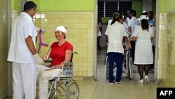 Una mujer es tratada en el hospital provincial de Guantánamo tras resultar herida en un accidente de tránsito. (Archivo)