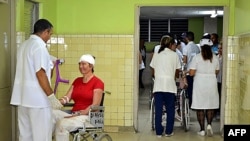 FOTO ARCHIVO. Personal de Salud en el hospital provincial de Guantánamo. AFP PHOTO / WWW.CUBADEBATE.CU / HO