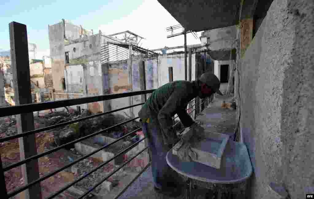 Un obrero que trabaja en la construcción de un edificio de apartamentos en La Habana (Cuba).