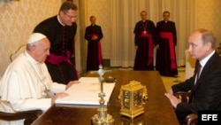 Archivo 2013 - El papa Francisco (i) recibe en audiencia al presidente ruso, Vladimir Putin (d), en la basílica San Pedro del Vaticano.