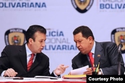 El actual vicepresidente de Venezuerla, entonces ministro del Interior, Tareck El Aissami (i), junto al desaparecido Hugo Chávez.