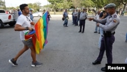 Un activista LGBTI discute con un policía el sábado 11 de mayo, durante la marcha gay convocada por la sociedad civil.