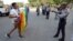 Un activista LGBTI discute con un policía el sábado 11 de mayo, durante la marcha gay convocada por la sociedad civil.
