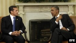 El presidente de Estados Unidos Barack Obama (d) habla con el presidente de Perú, Ollanta Humala (i), durante su encuentro en la Casa Blanca, en Washington (Estados Unidos), hoy, martes 11 de junio de 2013