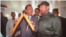 El empresario Michel Villand muestra baguettes a Fidel Castro. 