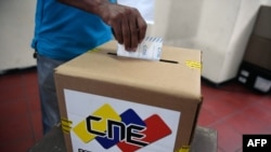 Un elector ejerce su derecho al voto en Caracas, Venezuela, durante una simulación de los comicios presidenciales. ( Federico Parra/AFP/ Archivo) 