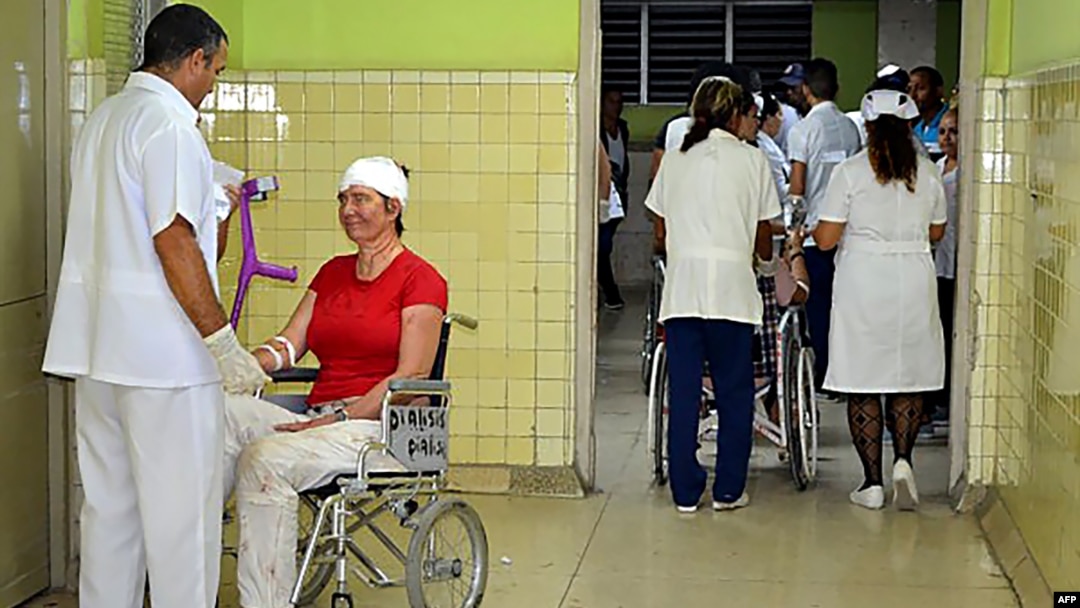 Una mujer es tratada en el hospital provincial de Guantánamo tras resultar herida en un accidente de tránsito. (Archivo)