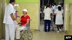 Una mujer es tratada en el hospital provincial de Guantánamo tras resultar herida en un accidente de tránsito. (Archivo)