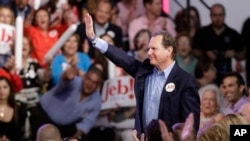 El ex representante estadounidense Lincoln Díaz-Balart en un evento en Miami el lunes 15 de junio de 2015. (Foto AP/Lynne Sladky)