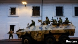 Un vehículo blindado patrulla el centro histórico de Quito, tras un estallido de violencia un día después de que el presidente de Ecuador declarara el estado de emergencia por 60 días tras la desaparición del líder de la banda criminal Los Choneros. REUTERS/Karen Toro