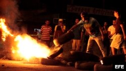 Un grupo de personas enciende fuego a una barricada en una manifestación el miércoles 12 de abril del 2017, en Barquisimeto (Venezuela).