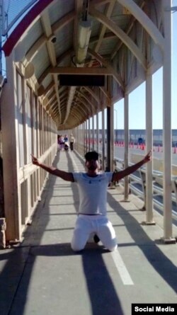 Yosimar Arguilagos cruza el puente fronterizo hacia EEUU.