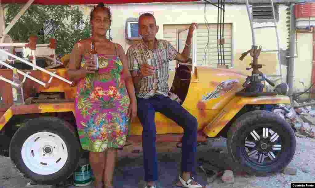Raúl Zerquera Borrel, sindicalista independiente, con su esposa en el auto de su propiedad enTrinidad, Cuba.