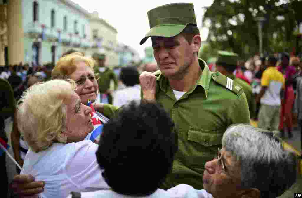 Un cadete de una academia del Ministerio del Interior lamenta la muerte del dictador Fidel Castro.