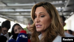 La congresista cubanoamericana, María Elvira Salazar, responde a las preguntas de los medios.