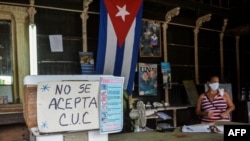 No se aceptan CUC en una bodega en La Habana. YAMIL LAGE / AFP