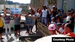Migrantes cubanos en Panamá, que no fueron incluidos en los vuelos hacia México y otros que llegaron con posterioridad, buscan respuesta a su situación migratoria. 