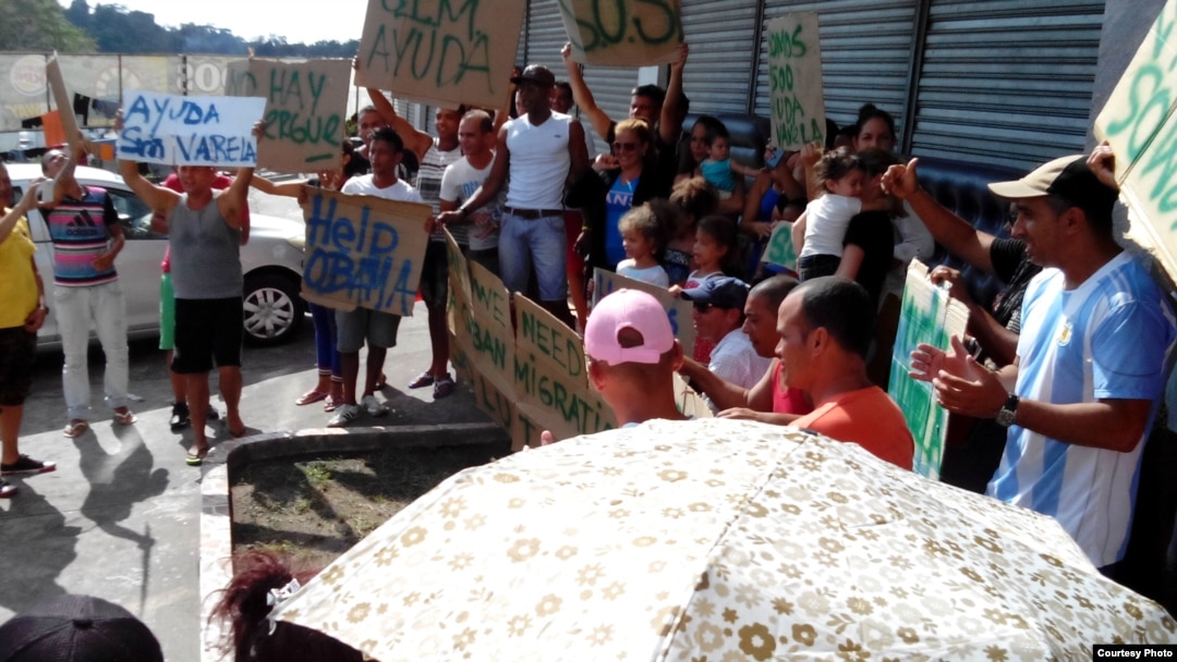 Cientos de migrantes cubanos en Panamá buscan llegar a EEUU tras quedar excluidos en el plan regional que finalizó el 15 de marzo. 
