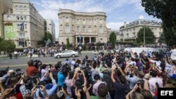 Cientos de personas se agolpan para presenciar la reapertura de la embajada cubana en Washington, Estados Unidos.