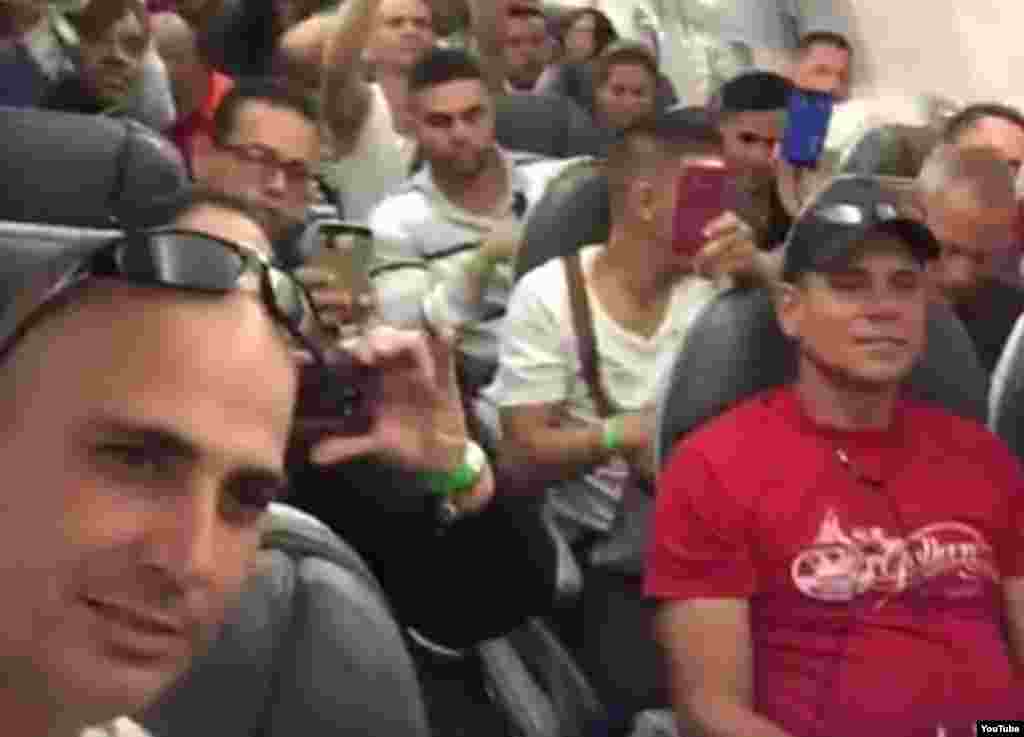 Primer grupo de cubanos que partió ayer desde Costa Rica esperan la salida del avión que los llevaría a El Salvador.