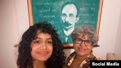 Anna Sofía Benítez y su madre Caridad Silvente. Foto: Facebook de Anna Bensi 