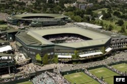 Vista aérea de la Pista Central (delante) y la Pista 1 (detrás) del club de tenis All England Lawn de Wimbledon.
