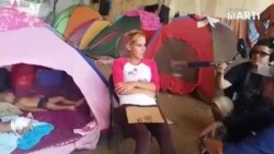 La madre de Darién, Gladis Pérez, habla con periodistas en el campamento de Peñitas