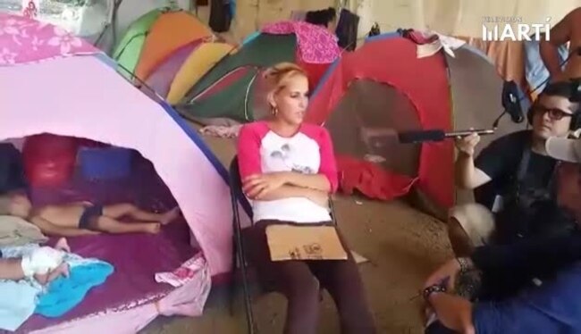 La madre de Darién, Gladis Pérez, habla con periodistas en el campamento de Peñitas