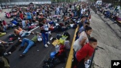 Alrededor de 3.000 migrantes migrantes protestan bloqueando la carretera durante su caravana por Huixtla, México, miércoles 8 de noviembre de 2023. (AP Photo/Edgar Clemente)