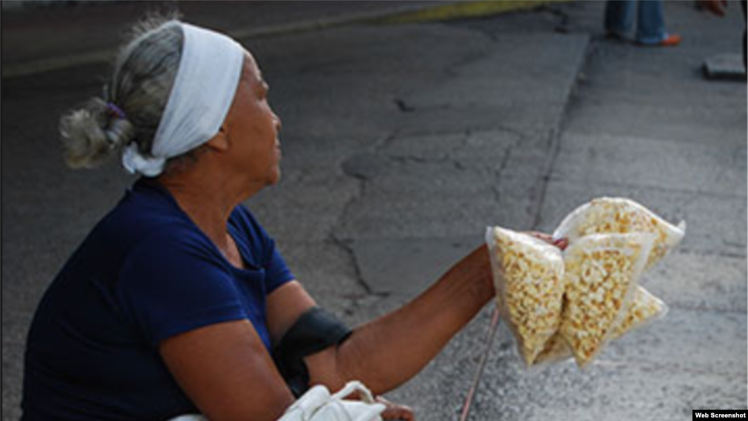 Cubanos realizan actividades cotidianas en los albergues ubicados en el pueblo de La Cruz, Costa Rica. EFE
