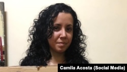 La periodista independiente Camila Acosta es una de las que el régimen mantiene en 'prisión domiciliaria"