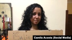 La periodista independiente Camila Acosta ha sido víctima de represión policial y campañas difamatorias.
