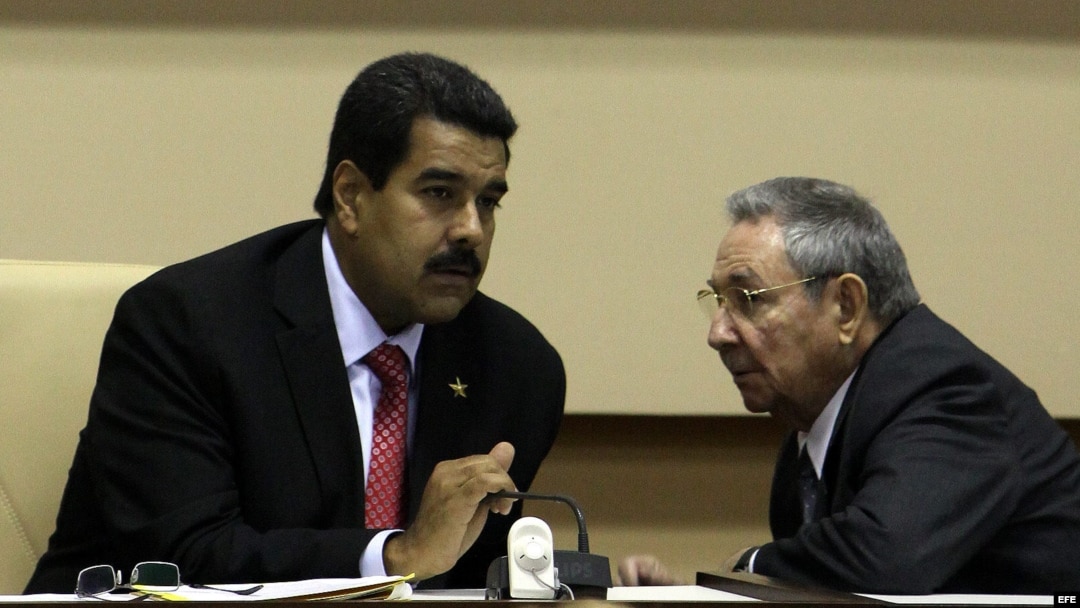 ARCHIVO. Raúl Castro conversa con su homólogo venezolano, Nicolás Maduro.