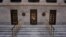 Vista general de la entrada del Departamento del Tesoro de los Estados Unidos en el segundo día de un cierre parcial del gobierno en Washington D. C., Estados Unidos, el 1 de febrero de 2026. REUTERS/Ken Cedeno
