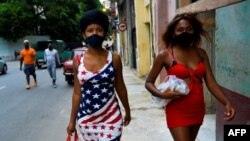Cubanas se protegen con mascarillas. YAMIL LAGE / AFP