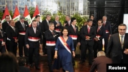 El presidente de Perú, Fujimori, presenta a los nuevos miembros del gabinete.