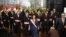 El presidente de Perú, Fujimori, presenta a los nuevos miembros del gabinete.