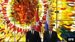Raúl Castro (d) y el presidente de Rusia Vladimir Putin.