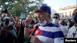 Miguel Díaz-Canel viste una camiseta Puma con la bandera cubana en un acto en el Parque Trillo el 29 de noviembre de 2020. REUTERS/Alexandre Meneghini