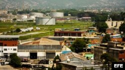 PUERTO LA CRUZ (VENEZUELA), Archivo. Panorámica de la refinería de la estatal Petróleos de Venezuela (PDVSA) y sus alrededores hoy, lunes 12 de agosto de 2013, en Puerto La Cruz (Venezuela). Empleados de la estatal Petróleos de Venezuela (PDVSA