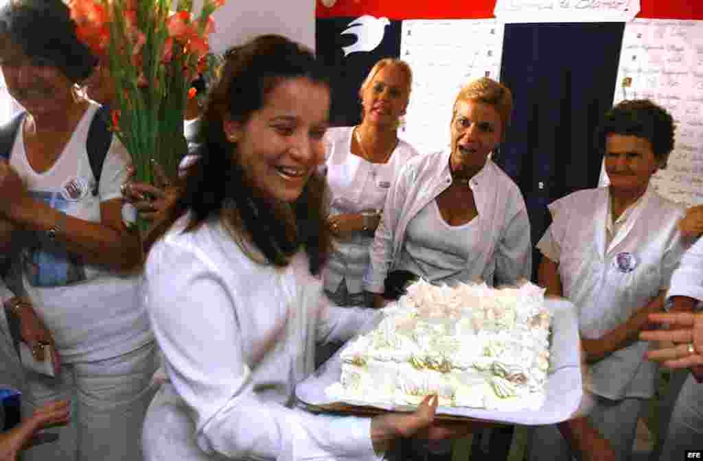 Un grupo de esposas y familiares de disidentes cubanos, conocidas como "Damas de Blanco" celebra la obtención del Premio Sajarov concedido por el Parlamento Europeo por su lucha en favor de los derechos humanos, la democracia y el estado de derecho. EFE/A
