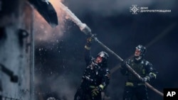 En esta imagen proporcionada por el Servicio de Emergencias de Ucrania, los bomberos apagan un incendio tras un ataque con misiles rusos al sistema energético del país (Servicio de Emergencias de Ucrania vía AP)