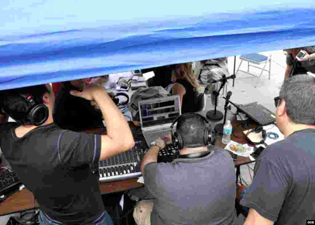 Equipo de audio ultimando detalles antes de la transmisi&oacute;n. 