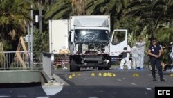Varios policías inspeccionan hoy 15 de julio de 2016 el estado del camión con el que fue cometido ayer durante la Fiesta Nacional el atentado en Niza, Francia.