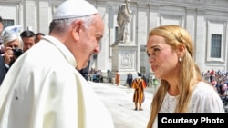 El Papa Francisco I recibe en la Basílica de San Pedro a Lilian Tintori, esposa de Leopoldo López